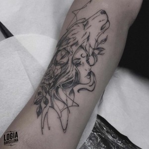 tatuaje_brazo_chica_lobo_perfil_logiabarcelona_cristina_varas     